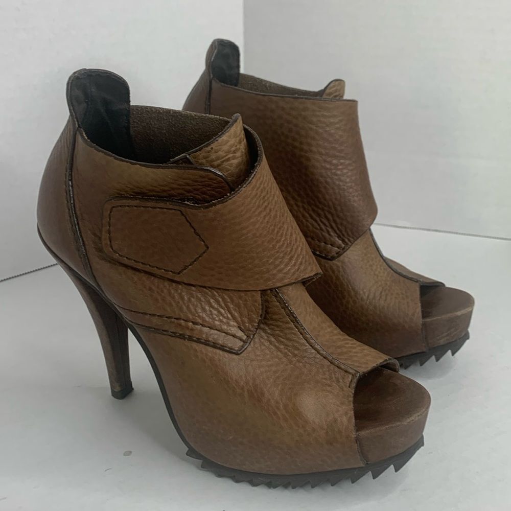 Pedro Garcia Chenoa Dune Cervo leather peep toe heels